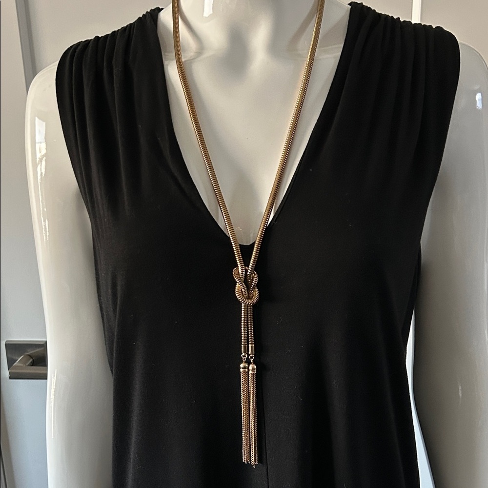 Chic Gold Knot & Tassel Necklace - Picture 2 of 6